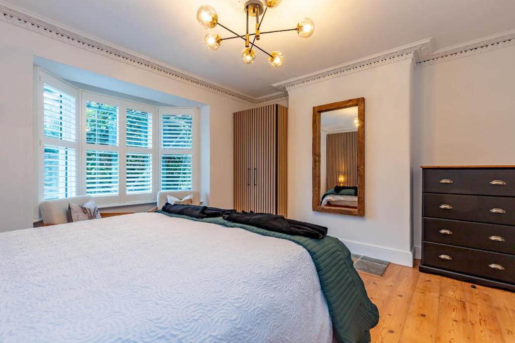 une chambre avec un lit, une commode et un miroir dans l'établissement Stunning One Bed - Central Witney, à Eynsham