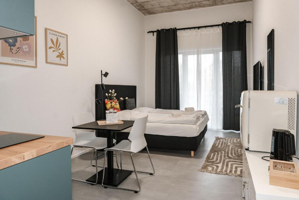 Giường trong phòng chung tại Skyrise Apartments Rammingen - Modern, ruhig, Ideal für Familien, Paare und Geschäftsreisende - Nur wenige Minuten von Skyline Park und Therme