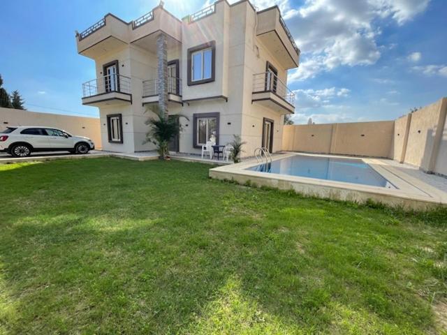 La Dolce Villa with Private Pool في برج العرب: منزل كبير مع مسبح في الفناء