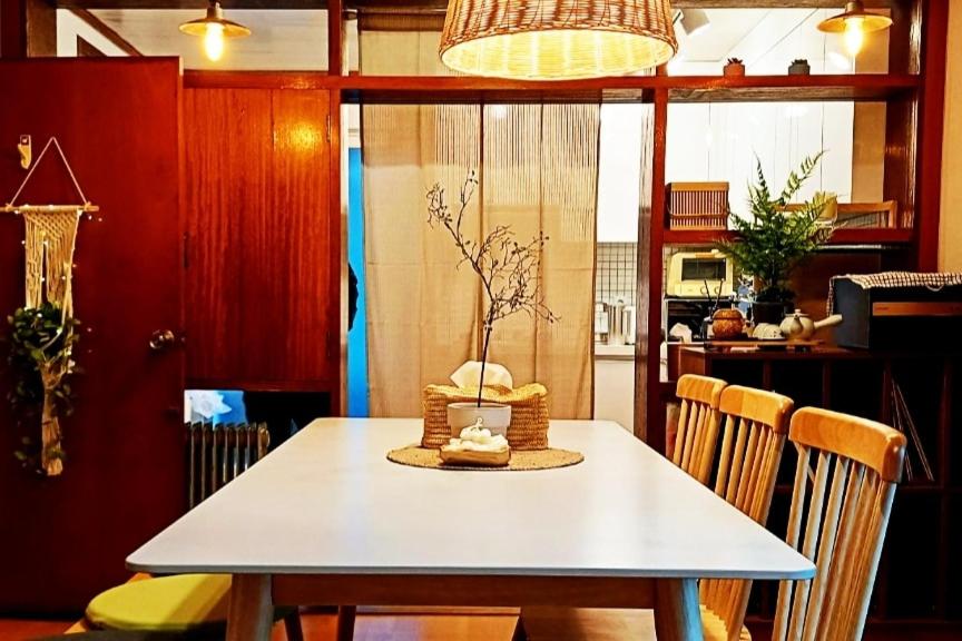 un tavolo da pranzo con sedie e un tavolo bianco sidx sidx sidx di 스테이단 