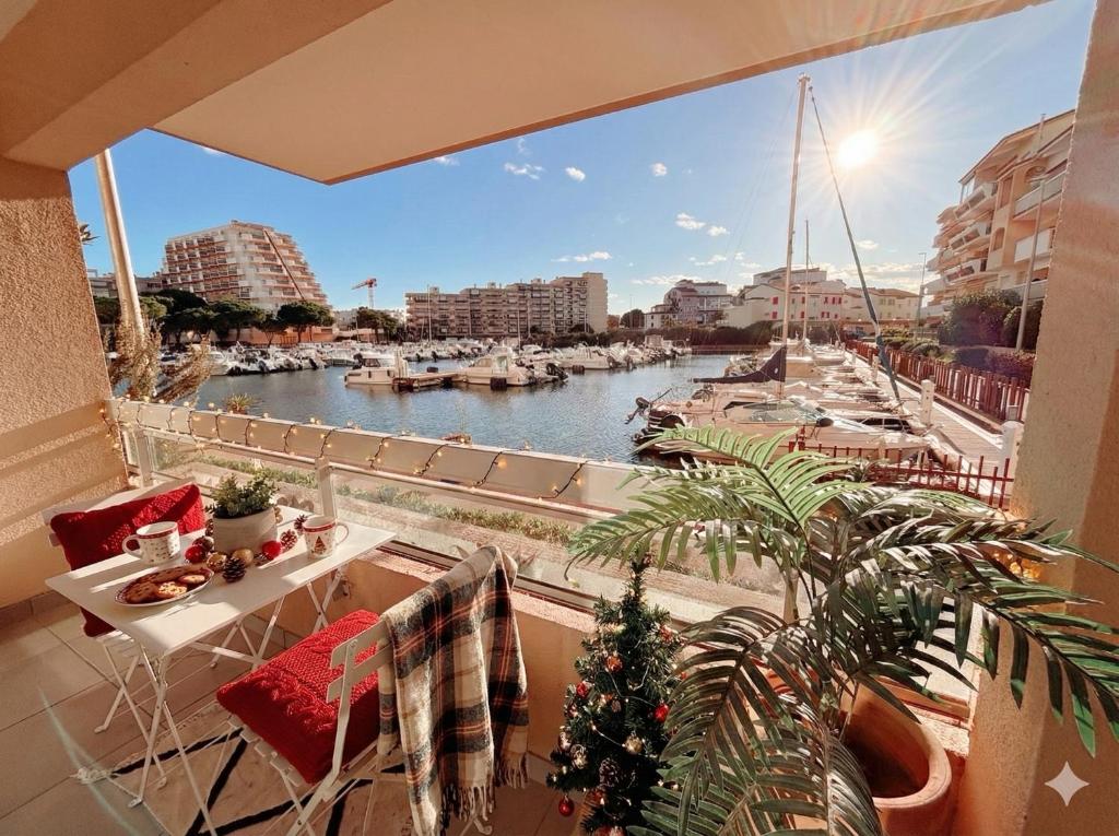 a balcony with a view of a marina at Magnifique T2 au calme avec une superbe vue sur le port in Canet-en-Roussillon