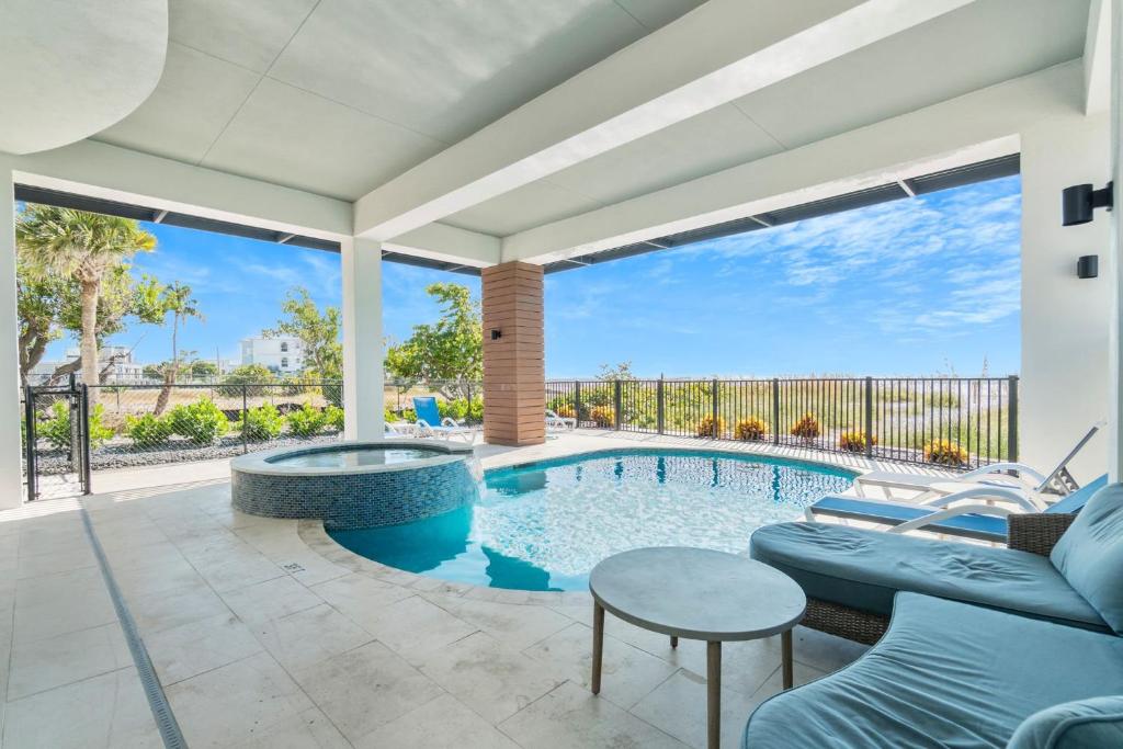 Swimmingpoolen hos eller tæt på Luxury Gulf-Front Sanctuary, Private Pool, Spa and Walk to Downtown