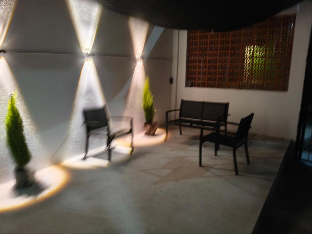 Habitación con sillas, mesa y luces en Casa en Residencial 2 ríos 4 camas 3 habitaciones, en Dos Ríos