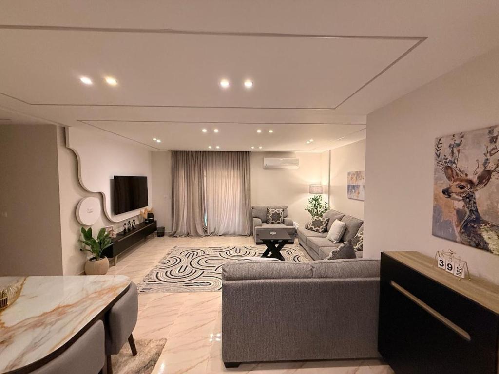 Μια τηλεόραση ή/και κέντρο ψυχαγωγίας στο Artistic Luxury 3BR Apartment With Garden