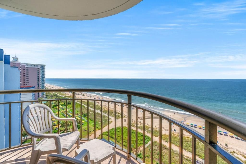 einen Balkon mit einem Stuhl und Meerblick in der Unterkunft Meridian Plaza 1401 in Myrtle Beach
