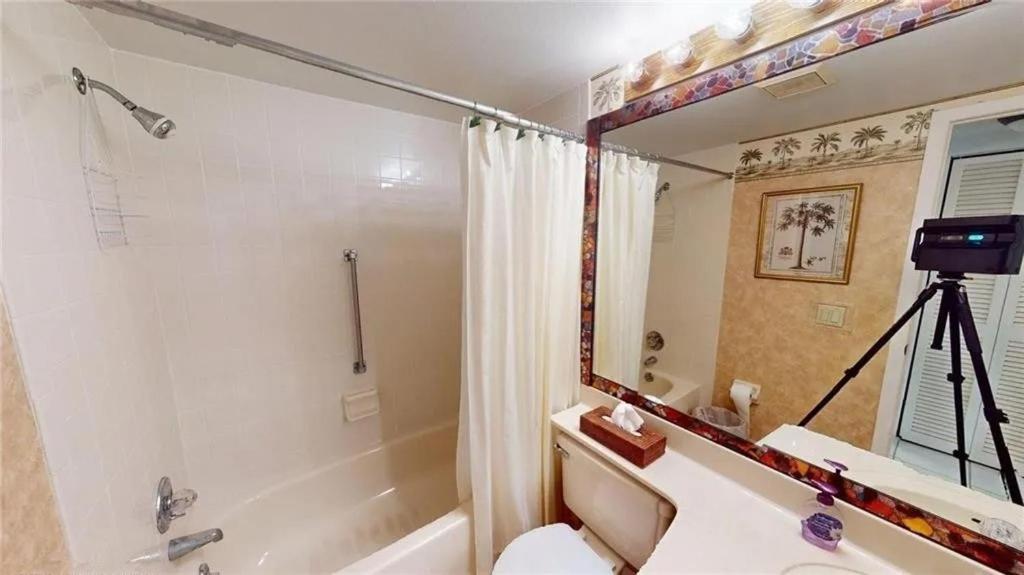 un bagno con vasca, WC e doccia di Relaxed Florida Living a Sebring Shores