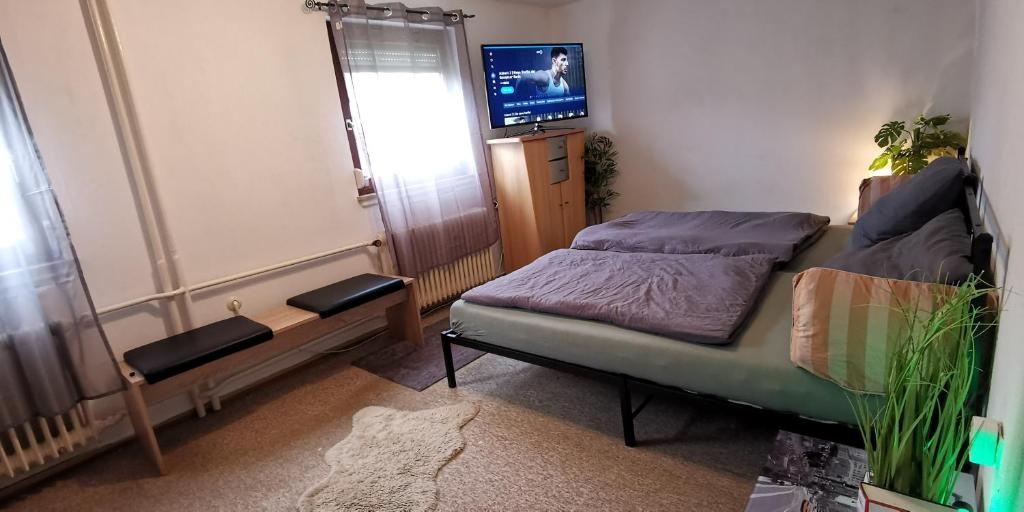 Postel nebo postele na pokoji v ubytování Ganze 95qm Wohnung mit 4 Schlafzimmern, privater Komfort Küche, Bad, WC und Wohnzimmer, mit Gratis Frühstück und Parkplatz, mit Garten, so privat wie zu Hause