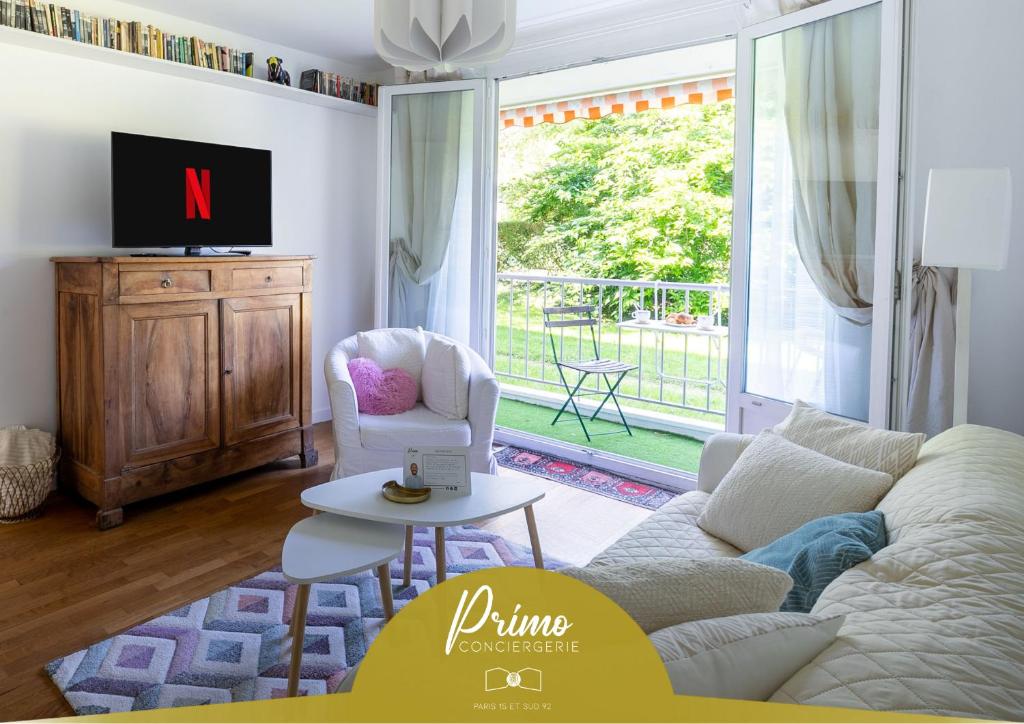 Μια τηλεόραση ή/και κέντρο ψυχαγωγίας στο Le Chateaubriand - Calme, balcon et parking