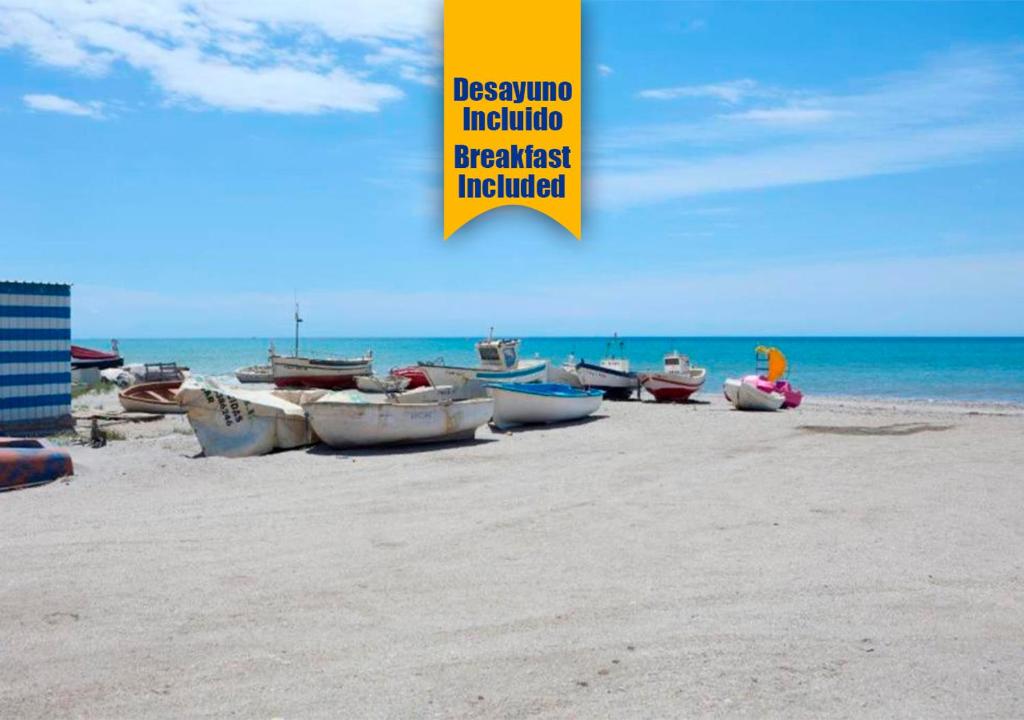 eine Gruppe von Booten am Strand in der Unterkunft Apartalux Zen Pacific in Cabo de Gata