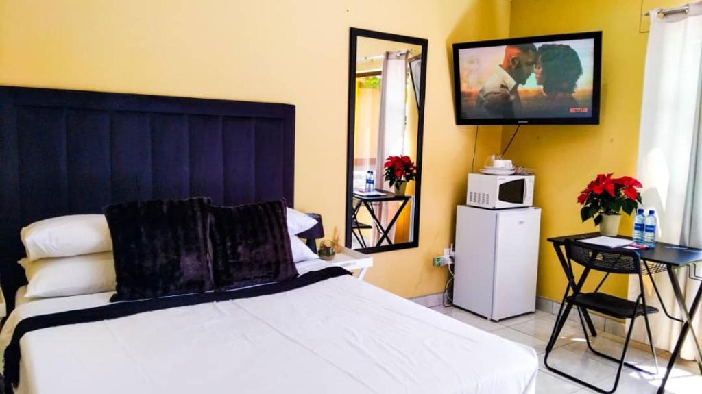 Ένα ή περισσότερα κρεβάτια σε δωμάτιο στο Elem Properties Ongwediva