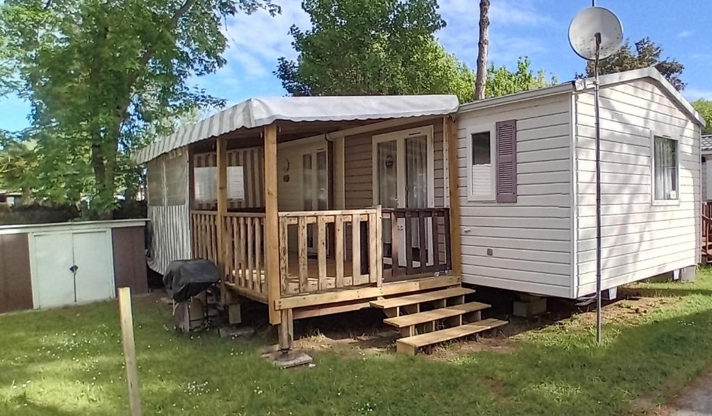 Το κτήριο όπου στεγάζεται  το κάμπινγκ