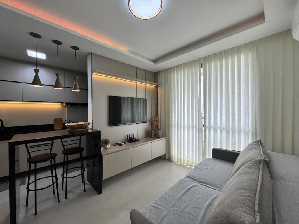 Μια τηλεόραση ή/και κέντρο ψυχαγωγίας στο Oásis do Atlântico Home Clube - Apto 307 com vista para o mar na Praia de Palmas