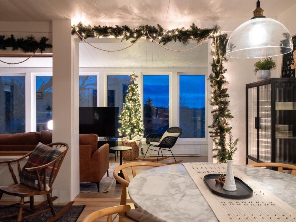 Χώρος καθιστικού στο Quietude by the River - La dependance sur les battures