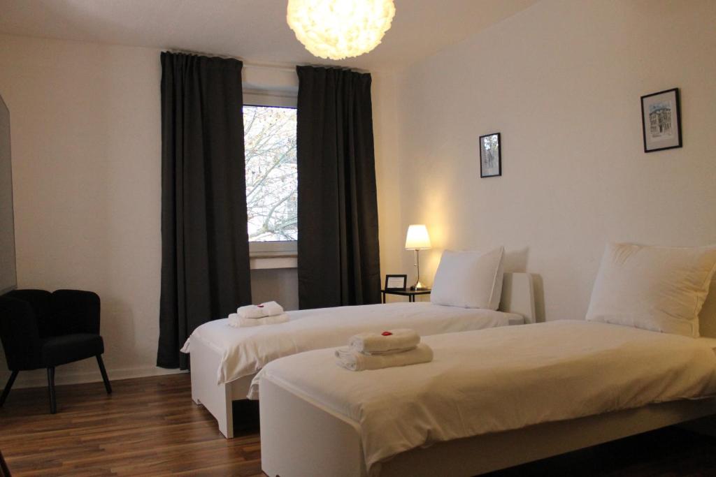 Zimmer im Zentrum mit drei Einzelbetten في بادربورن: غرفة فندق بها سريران ونافذة