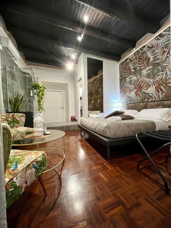 那不勒斯Plebiscito Suite Apartment的带床和桌子的卧室