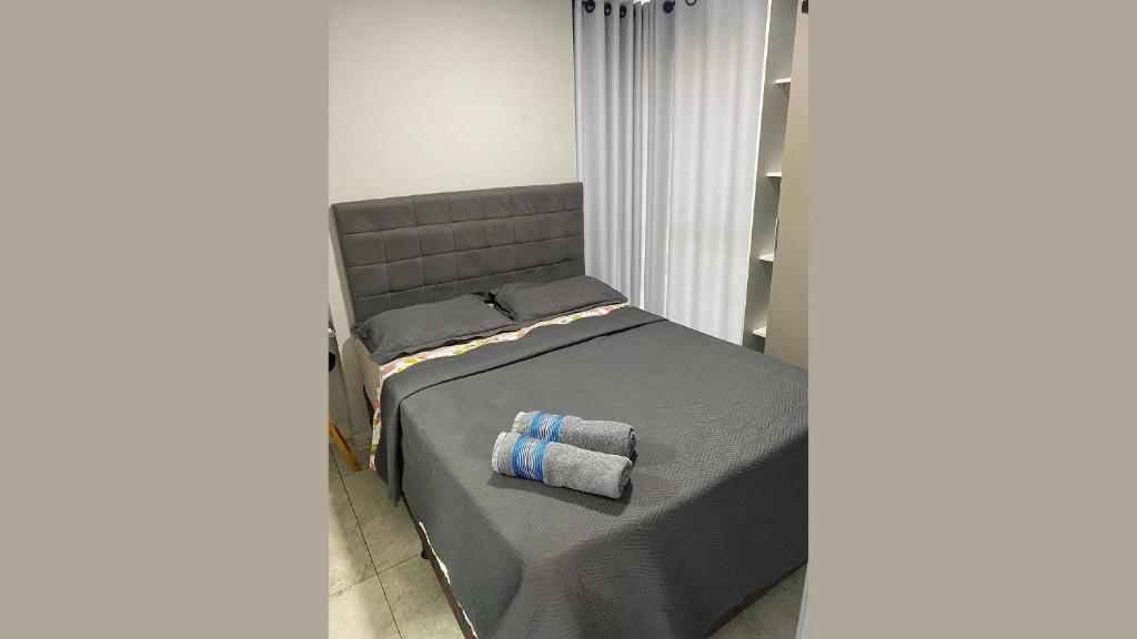 En eller flere senge i et værelse på Apto elegante no Catolé 206