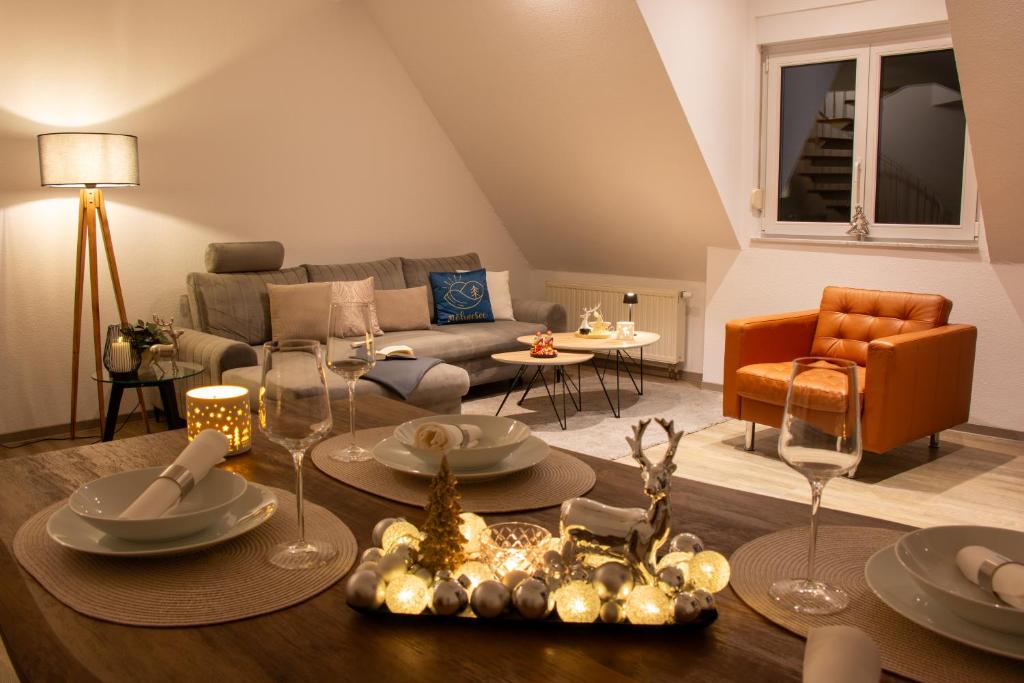 una sala de estar con un sofá y una mesa en Ferienwohnung Möhnesee - zentral, stilvoll und ruhig mit Balkon und Boxspringbetten, en Möhnesee