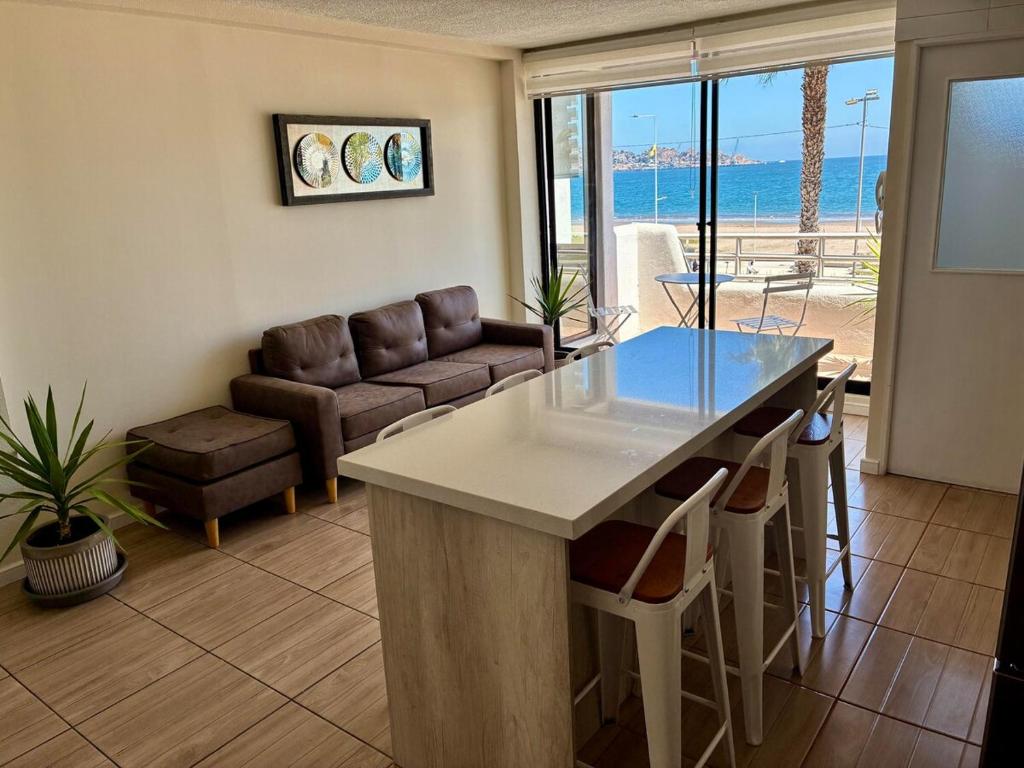 Departamento Borde Mar في كوكيمبو: غرفة معيشة بها طاولة وأريكة
