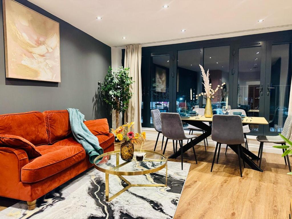 una sala de estar con un sofá y una mesa en Lux 2 Bedroom Flat Central Brentwood slp 8 Guests, en Brentwood