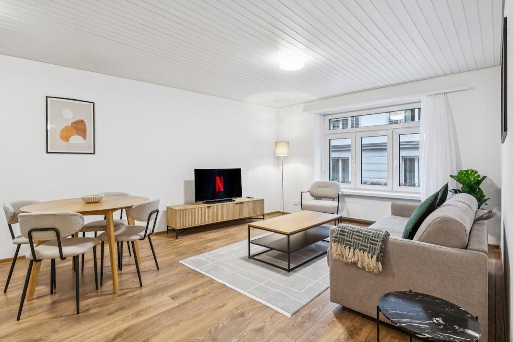 a living room with a couch and a table at Luxury 1BR in the city center - Color 5 in Zürich