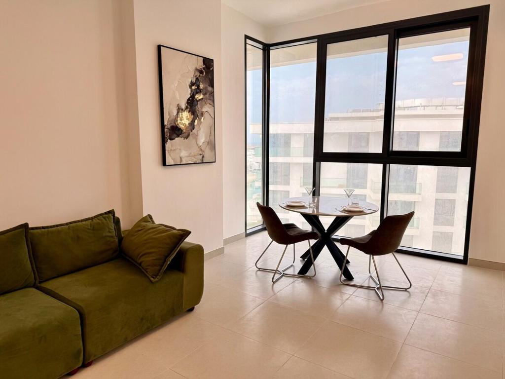 Image showcasing Luxury waterfront apartment with private beach，沙迦（2026最新房价）