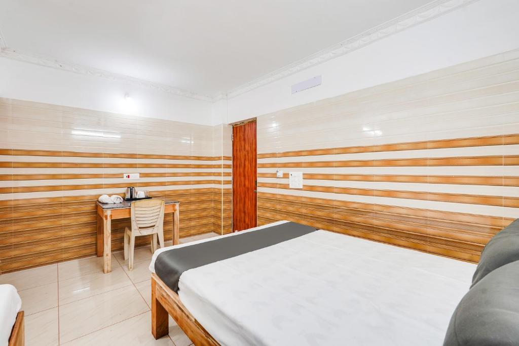 Кровать или кровати в номере Hotel O Sharmila Guest House