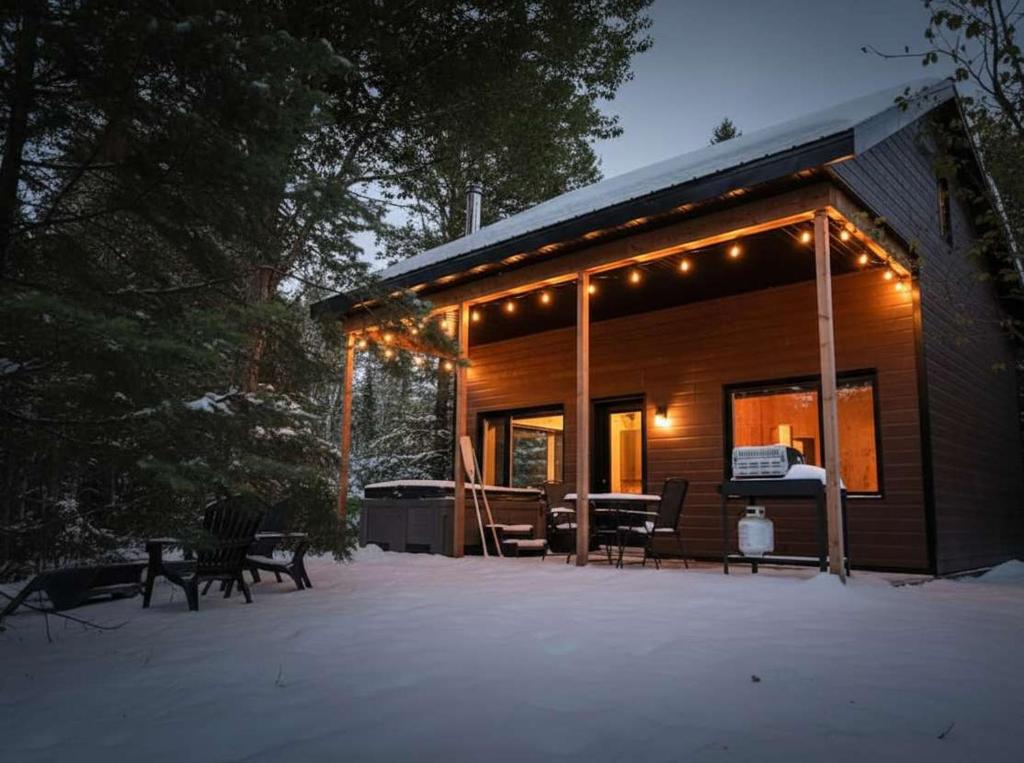 Το Le Pic-Bois - Waterfront Chalet with Spa τον χειμώνα