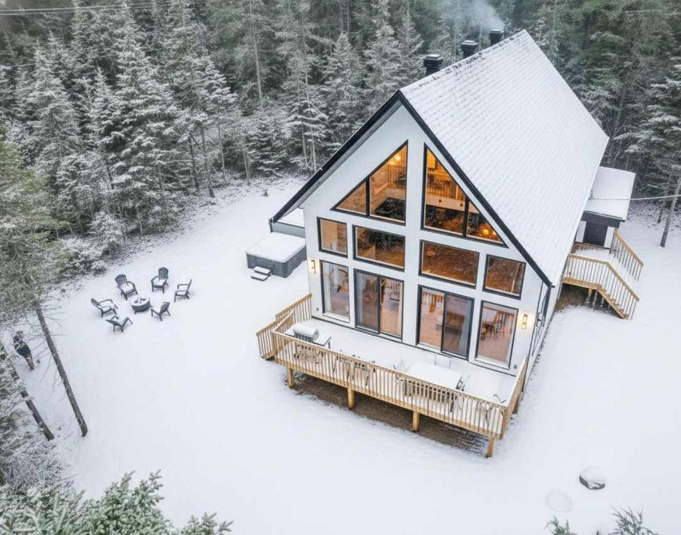 an aerial view of a house in the snow at Spa & Sauna - Le Norvegien in Valcartier Station