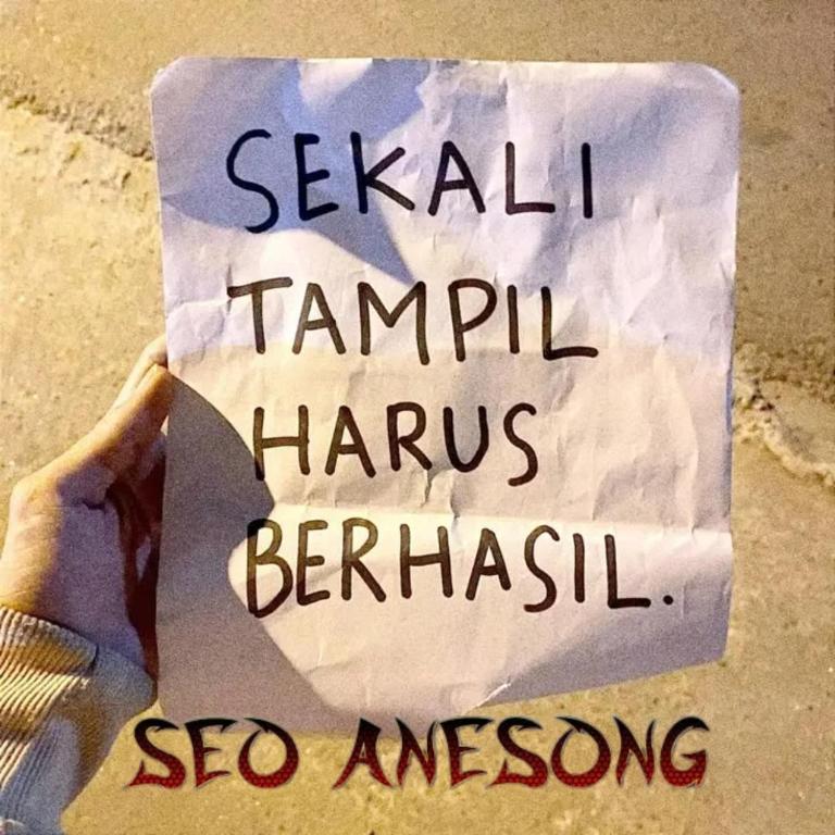 a hand holding a sign that says selfish tamrilauri harrissteensteen so at Ahtoto in Rawakutjing