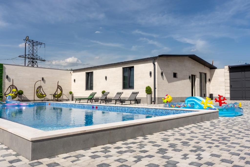 La alberca dentro o cerca de Santorini Villa with pool near airport