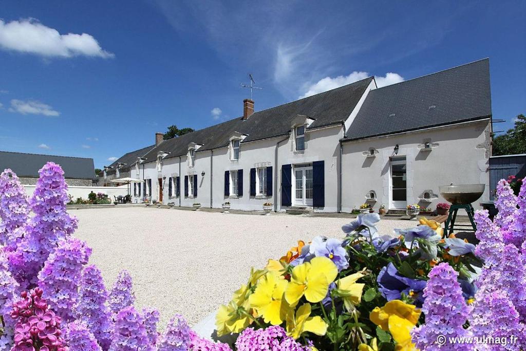 Chambre 1, Les Lilas في Le Bardon: مبنى ابيض بالورود امامه