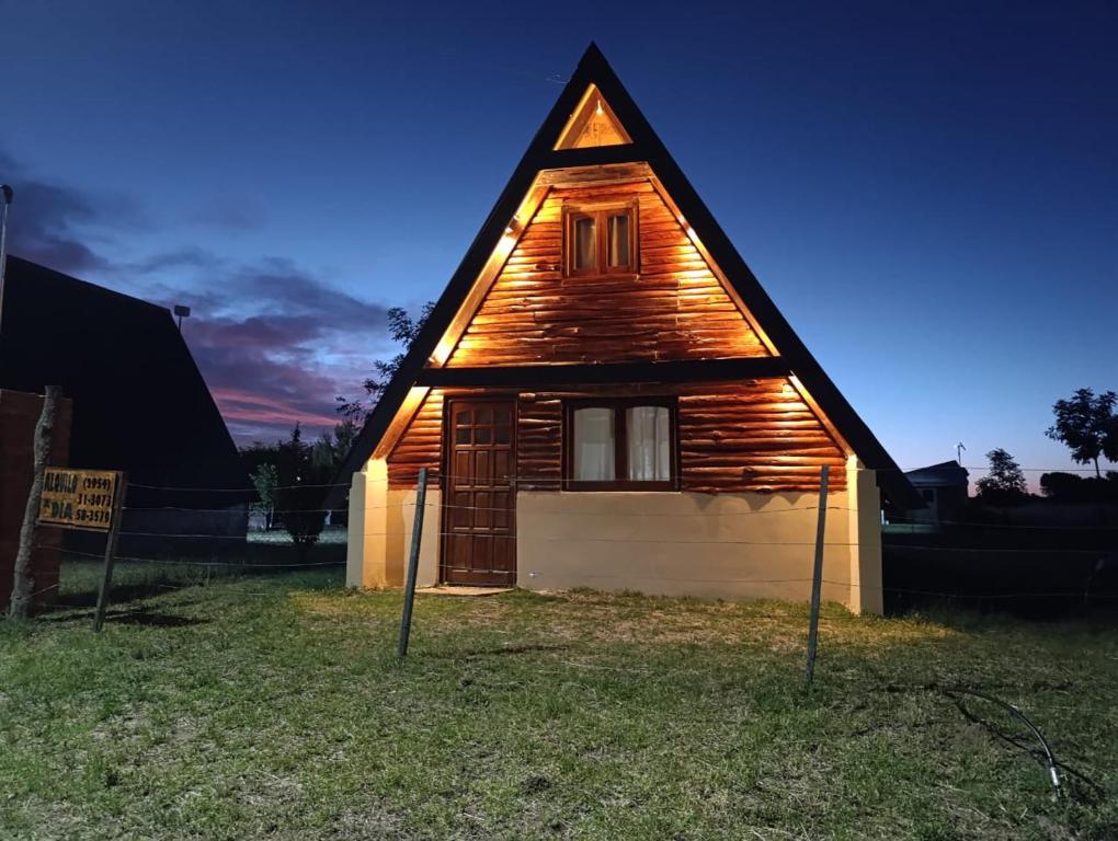 QuehuéLa Morena的一座带尖顶的小型木屋