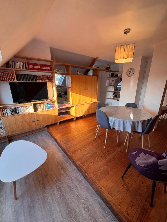 ein Wohnzimmer mit Tisch und Stühlen in der Unterkunft Ti Laja - nuage de coton 30m plage in La Baule-les-Pins