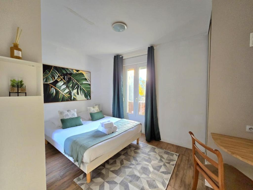 una camera da letto con un letto e una finestra di Allen - 2min de la plage du sillon et intra a Saint Malo