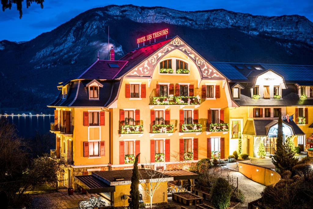 Nespecifikovaný výhled na hory nebo výhled na hory při pohledu z hotelu