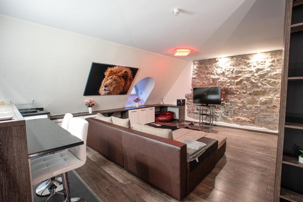 I&A Residence - Old Town في تالين: غرفة معيشة مع أسد على الحائط