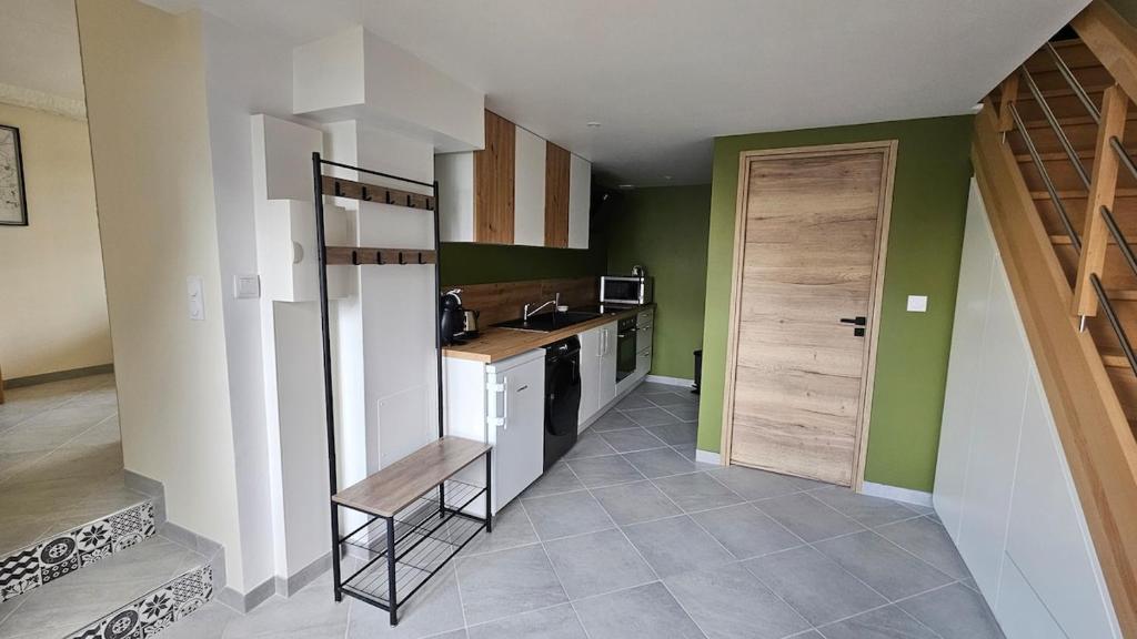 Η κουζίνα ή μικρή κουζίνα στο Logement proche de l'autoroute et de Nigloland