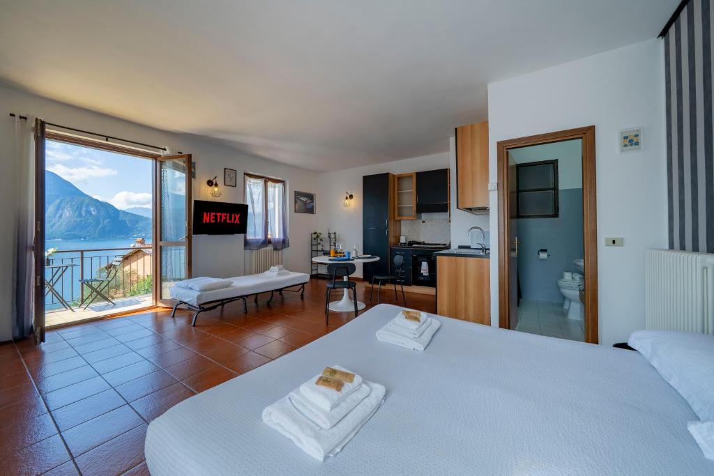 VISTA LAGO DI COMO - Suite con Wifi e Parcheggio في Fiumelatte: غرفة بسرير ومطبخ مع اطلالة