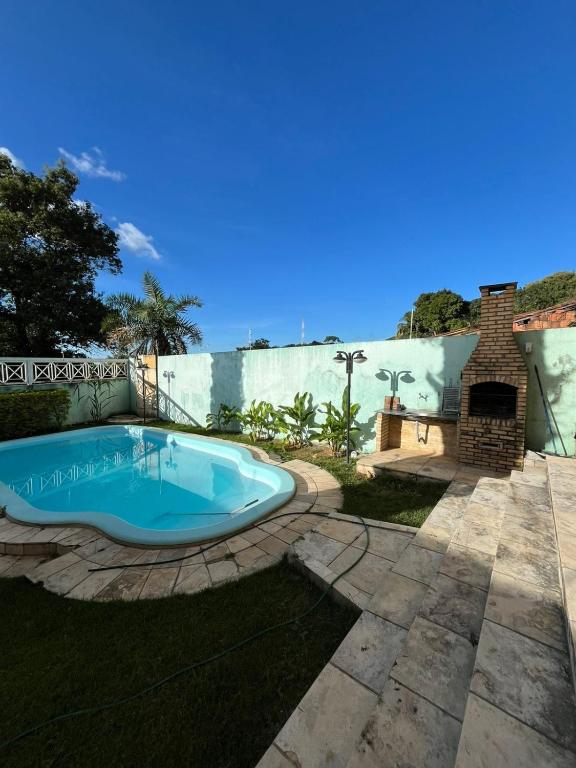 una piscina in mezzo a un cortile di Chácara com piscina e 3 varandas no Caldas a Barbalha