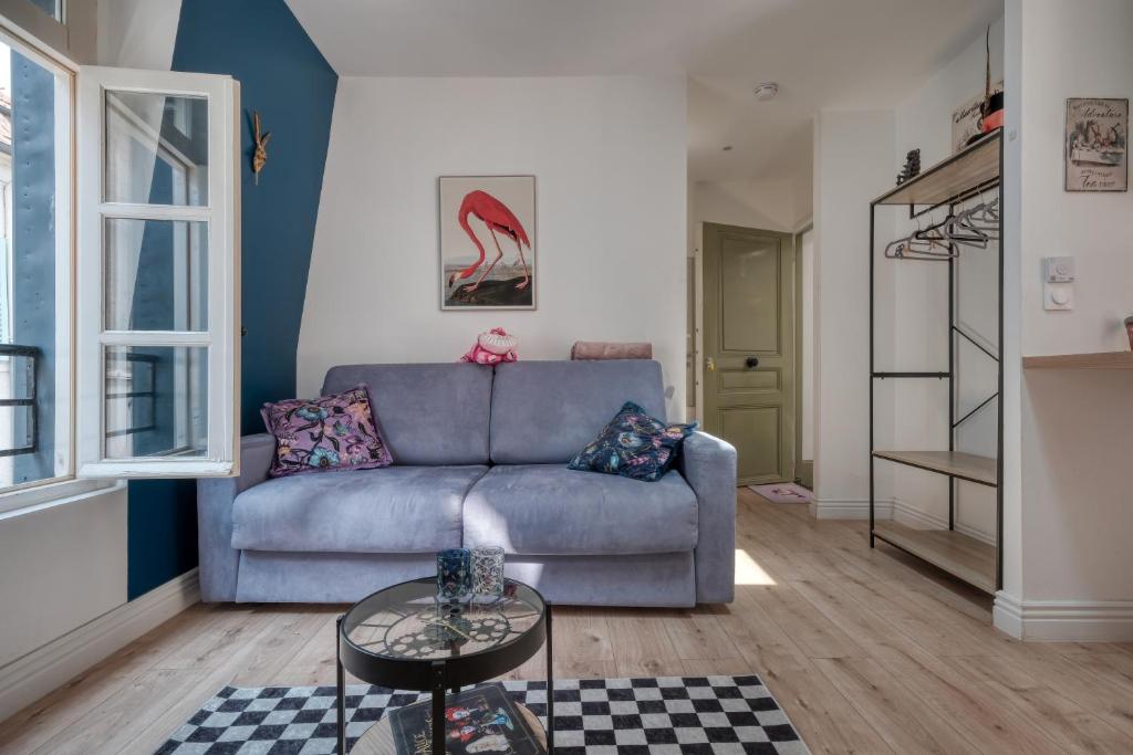 Le Secret d'Alice Centre ville Balcon في لاني: غرفة معيشة مع أريكة وطاولة