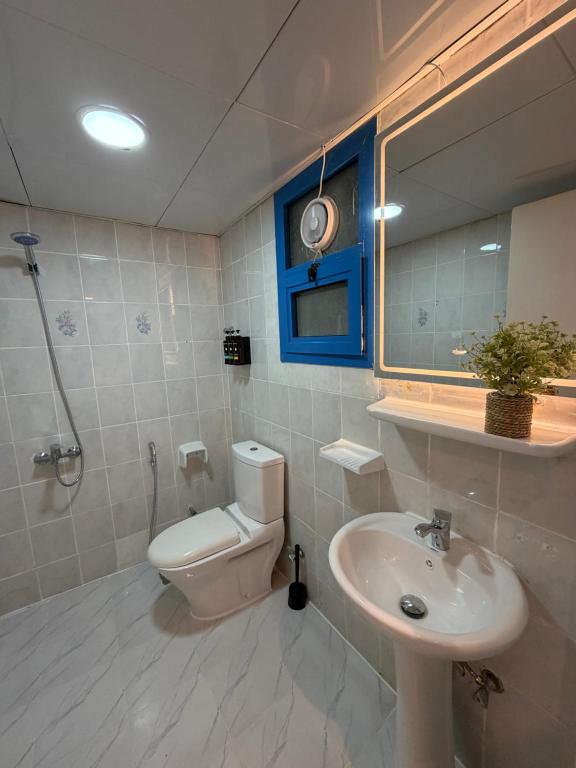 ein Badezimmer mit Toilette und Waschbecken in der Unterkunft PrimeLuxe Stay by Lavishhub in Abu Dhabi