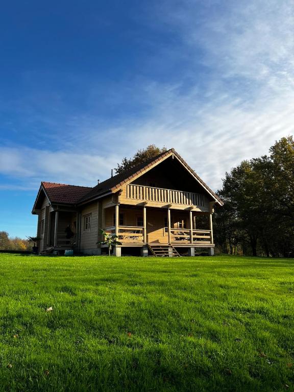 a house in a field with a large yard at Au Chalet d'Aurélie in Chagny