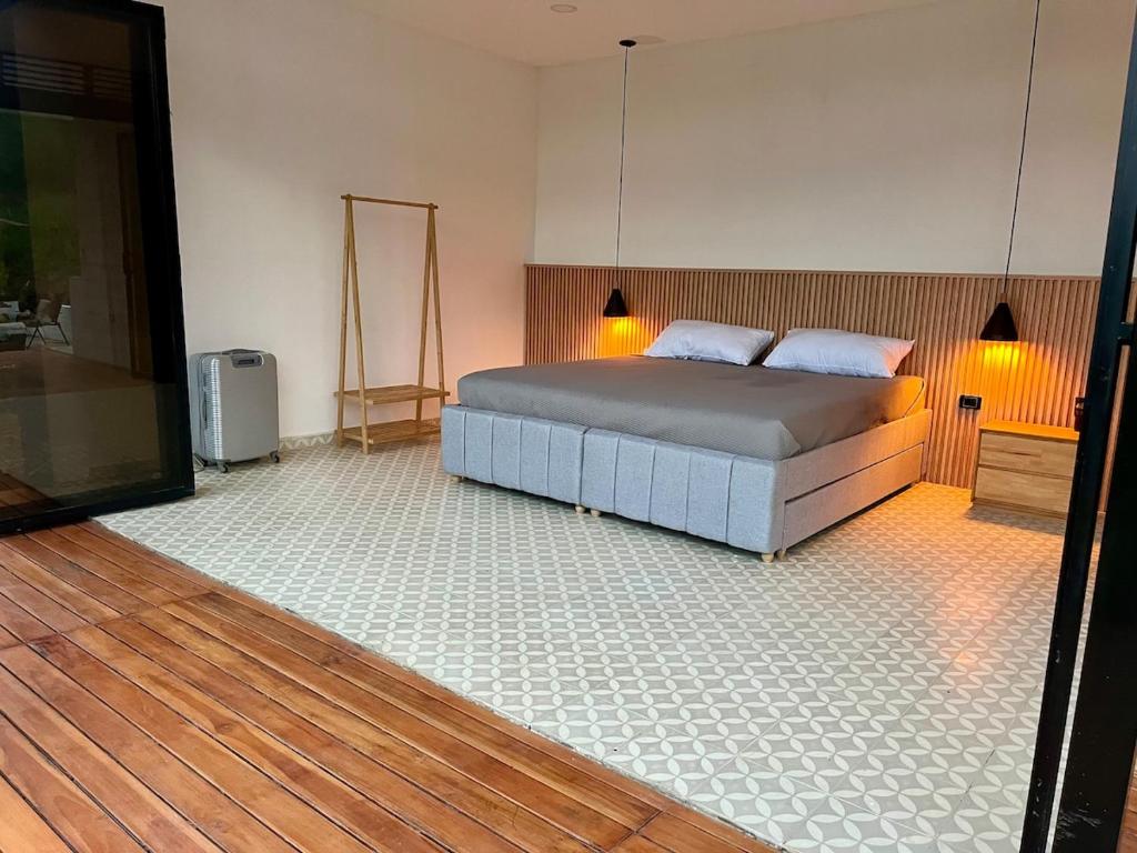 Ένα ή περισσότερα κρεβάτια σε δωμάτιο στο Villa de lujo en Villeta con Piscina privada y vista a la Montaña