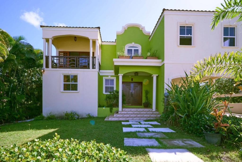 Serenity Villa - 3bd by ZenBreak في سانت بيتير: بيت اخضر وبيض