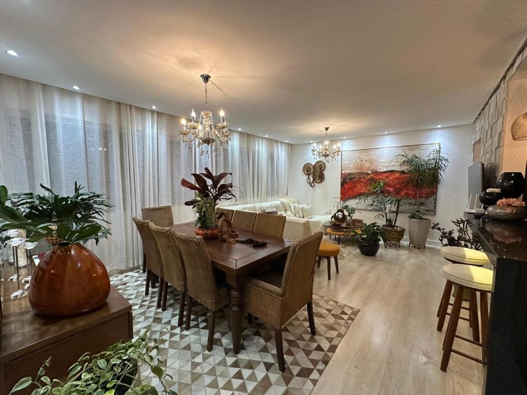 un soggiorno con un tavolo e una sala da pranzo di Charmoso apt Milao c garagem no centro a Serra Negra