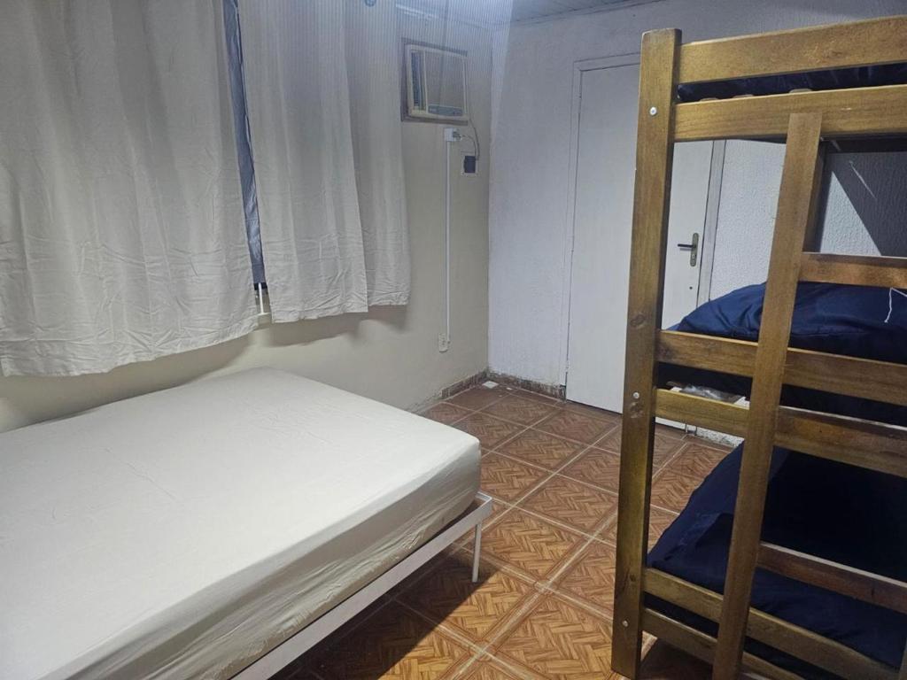 Ένα ή περισσότερα κρεβάτια σε δωμάτιο στο Hostel Sol do Alcaíra