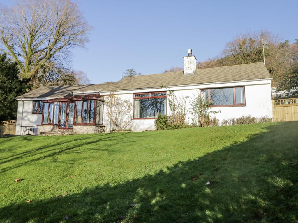 ein Haus mit einem grünen Rasen davor in der Unterkunft Beech Brae in Kendal