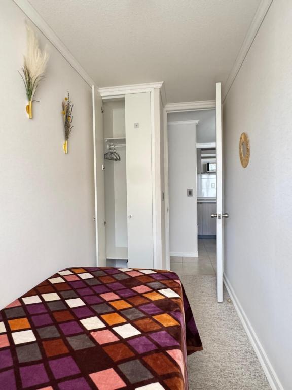 En eller flere senge i et værelse på PIEZA EN CONDOMINIo