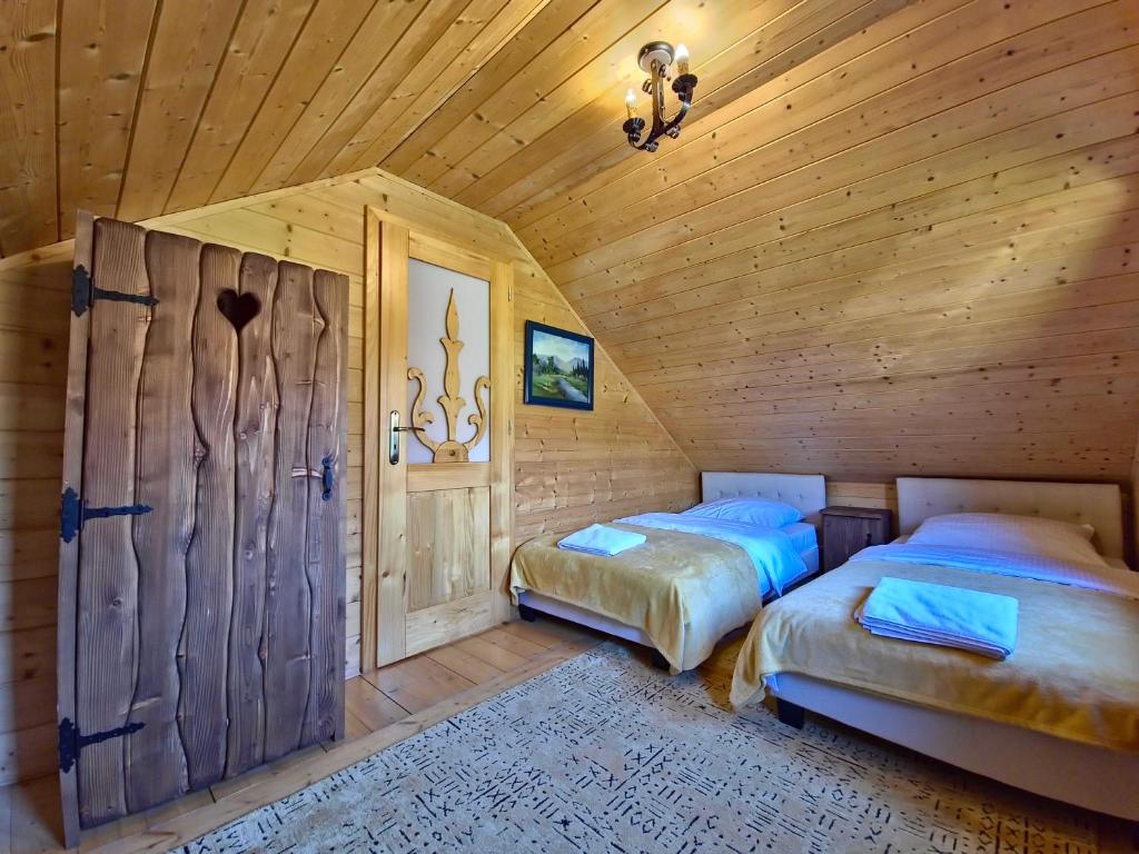 Ένα ή περισσότερα κρεβάτια σε δωμάτιο στο Chata w Rabce - Bajkowa Osada