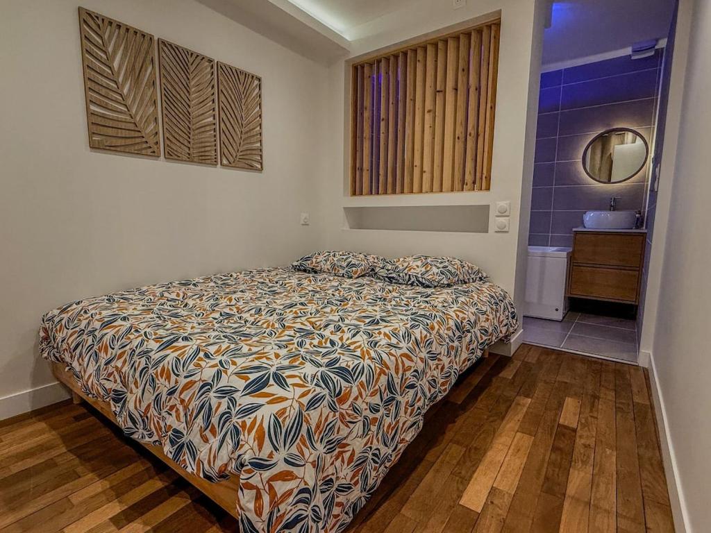 a bedroom with a bed in a room at T2 avec bain à remous en plein centre de Chartres in Chartres